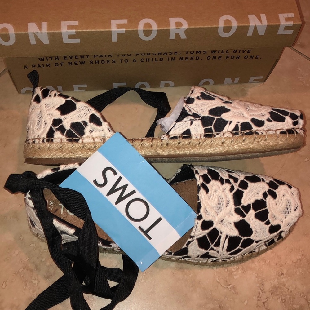 TOMS Womens Katalina Black Floral Lace Espadrilles - Picture 7 of 7